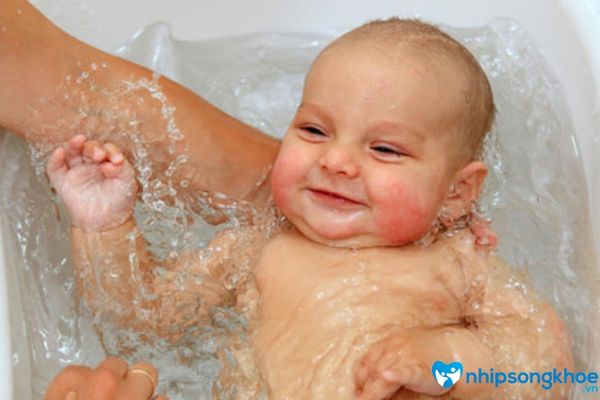 Không dùng nước quá nóng rửa mặt cho bé 