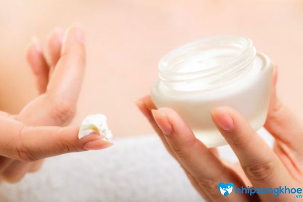 Kem dưỡng ẩm làm giảm tình trạng khô sần trên da