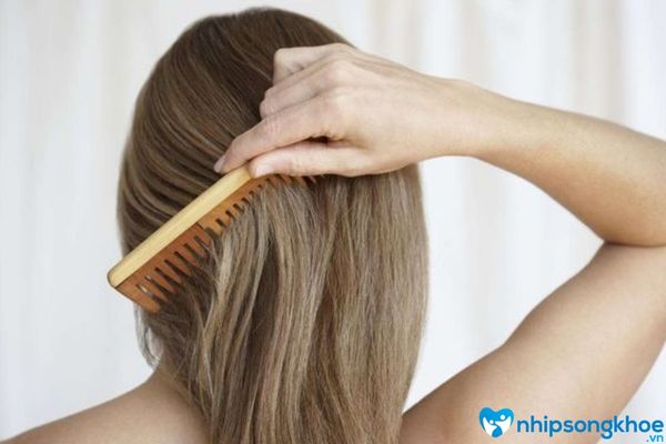 Chất tóc là một nguyên nhân gây ra tóc uốn bị duỗi