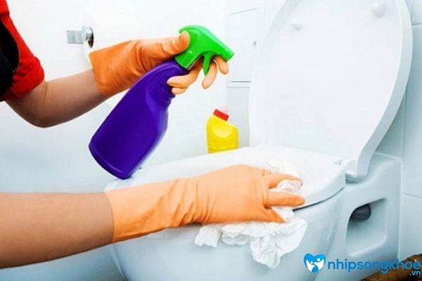 Đeo găng tay khi phải tiếp xúc với hóa chất tẩy rửa mạnh
