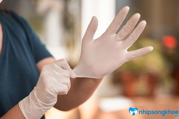 Đeo găng tay bảo vệ móng khi phải tiếp xúc với chất tẩy rửa
