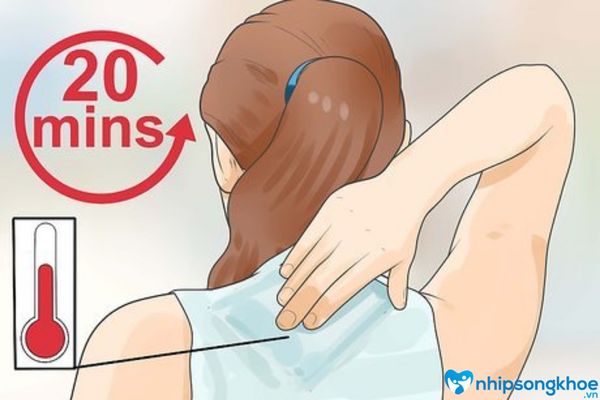 Cách trị đau cổ khi ngủ dậy bằng chườm nóng