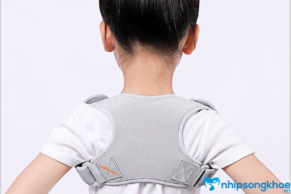Sử dụng đai chống gù lưng để phòng tránh trẻ bị lồi đốt sống lưng