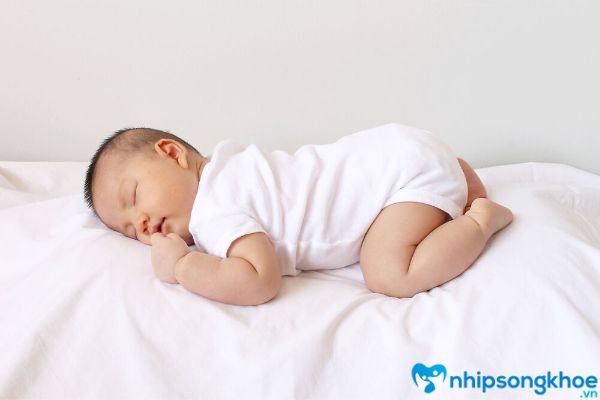 Nguyên nhân nào khiến trẻ sơ sinh ngủ li bì?