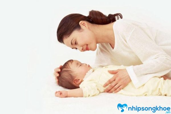 Cách đánh thức trẻ sơ sinh ngủ li bì bằng cách chạm nhẹ vào bé