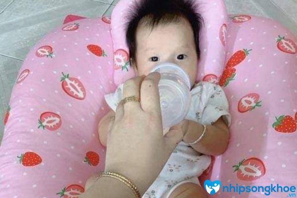 Cách sử dụng gối chống trào ngược khi cho bé bú mẹ hoặc bú bình 