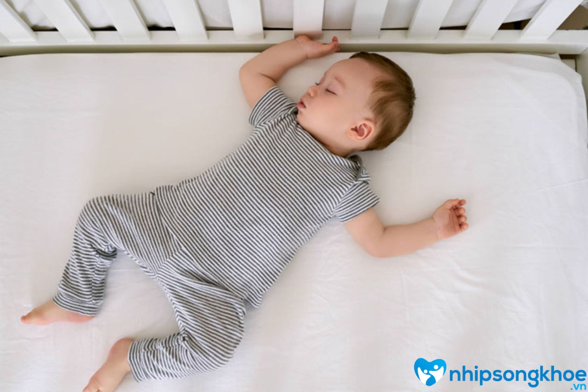 Cho trẻ sơ sinh nằm đúng tư thế khi ngủ 