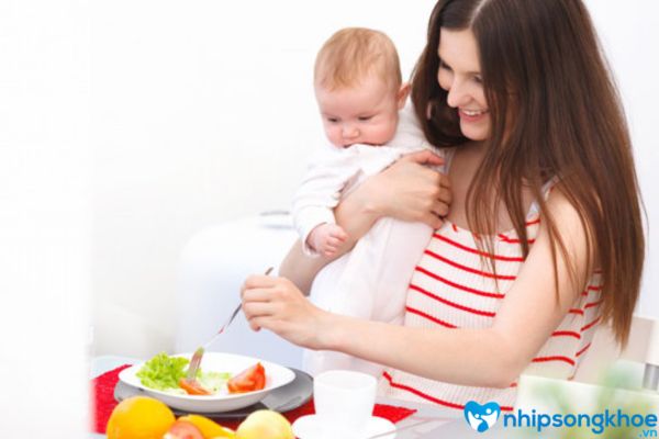 Chế độ dinh dưỡng của mẹ không đầy đủ cũng gây ảnh hưởng tới bé 