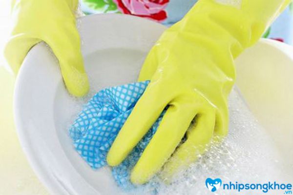 Bảo vệ da tay khi tiếp xúc với chất tẩy rửa