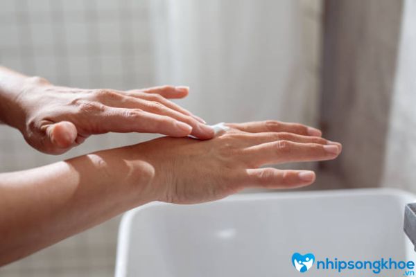 Thoa kem dưỡng ẩm vào mùa đông để tránh da tay bị sần sùi khô ráp