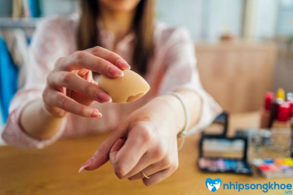 cách chữa da tay bị nổi đốm nâu bằng trứng gà 