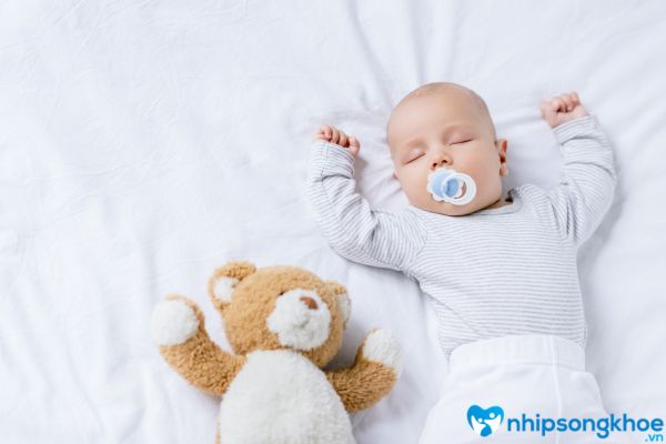 Sử dụng núm vú giả làm mẹo chữa nghiến răng khi ngủ ở trẻ sơ sinh