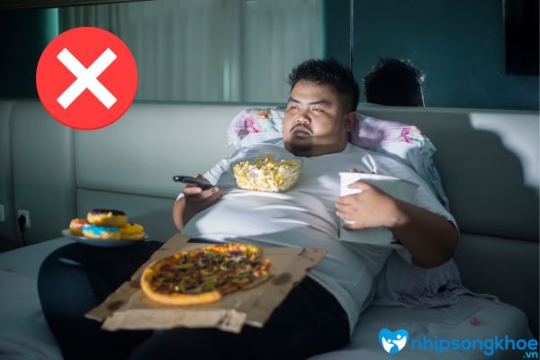 Ăn trước khi ngủ không chỉ gây nghiến răng mà còn gây ảnh hưởng hệ tiêu hóa 