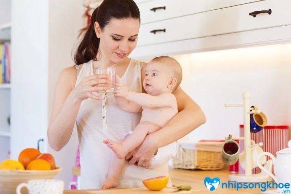 Cách chữa tắc tia sữa bằng cách uống nước ấm