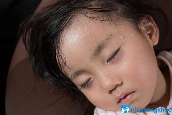 Trẻ em có thân nhiệt cao nên trong khi ngủ dễ bị đổ mồ hôi trộm