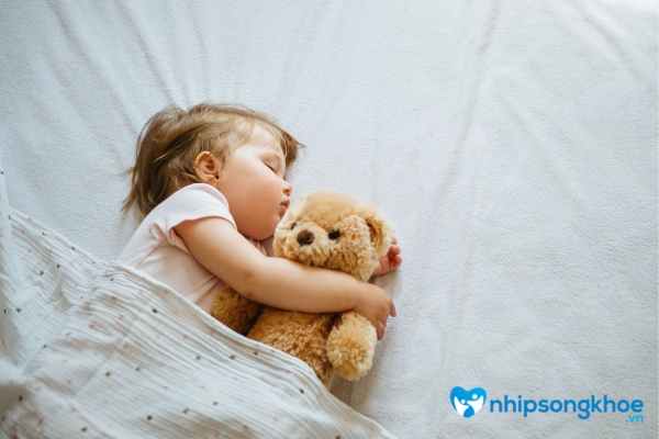 Cho trẻ nằm tư thế thoải mái khi ngủ